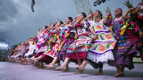 Bailarines participan en la tradicional fiesta de la Guelaguetza este, 20 de julio de 2015, en Oxaca (México). Grupos de danza de 25 delegaciones de las ocho regiones del estado de Oaxaca participan de fiesta de la Guelaguetza, que atrae a 