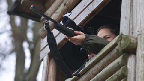 Cazadora de caza alemana, apuntando con su rifle desde un puesto de vigilancia. AFP