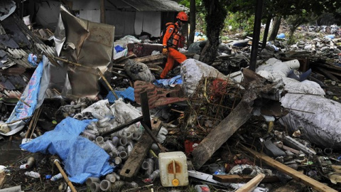 Los equipos de rescate tratan de acceder a varias aldeas aún inaccesibles por carretera/REUTERS Los equipos de rescate tratan de acceder a varias aldeas aún inaccesibles por carretera/REUTERS