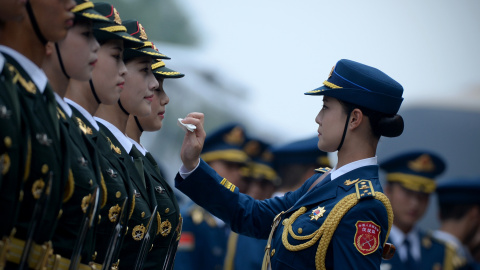 Reciben al gobernador general de Nueva Zelanda, Jerry Mateparae (no fotografiado), durante una ceremonia con honores celebrada en el Gran Palacio del Pueblo de Pekín (China) hoy, 21 de julio de 2015./ WANG ZHAO / AFP