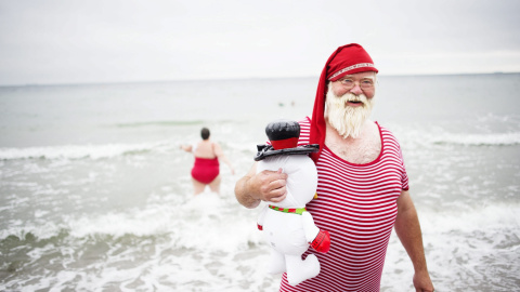 Un hombre ataviado como Papá Noel participa en la celebración del tradicional baño del Congreso Mundial de Papá Noel en la playa de Bellevue al norte de Copenhague (Dinamarca) hoy, 21 de julio de 2015. EFE/Erik Refner