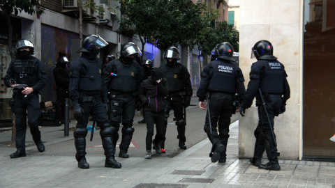 Agents dels Mossos davant el Banc Expropiat el 2016. Agents dels Mossos davant el Banc Expropiat el 2016.