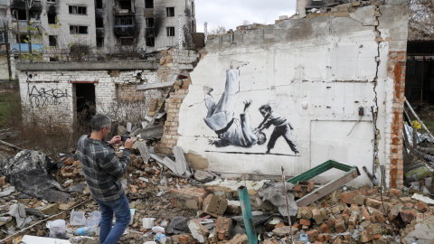 Un mural de Banksy que representa a un niño derribando a un hombre vestido de judo, en una pared de un edificio que fue destruido durante un bombardeo en Borodyanka, Ucrania, 13 de noviembre de 2022. Un mural de Banksy que representa a un niño derribando a un hombre vestido de judo, en una pared de un edificio que fue destruido durante un bombardeo en Borodyanka, Ucrania, 13 de noviembre de 2022.