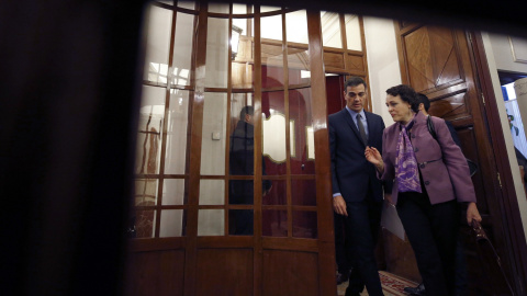 El presidente del Gobierno, Pedro Sánchez, junto a la ministra de Trabajo, Migraciones y Seguridad Social, Magdalena Valerio, a su entrada al hemiciclo del Congreso para asistir a la última sesión de control al Ejecutivo del año. EFE/Javier El presidente del Gobierno, Pedro Sánchez, junto a la ministra de Trabajo, Migraciones y Seguridad Social, Magdalena Valerio, a su entrada al hemiciclo del Congreso para asistir a la última sesión de control al Ejecutivo del año. EFE/Javier