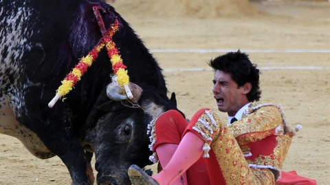 El torero segoviano de 29 años Víctor Barrio en el momento de sufrir una grave cogida en el tercer toro de la tarde, a consecuencia de la que ha fallecido este sábado en la plaza de Teruel. EFE/Antonio García El torero segoviano de 29 años Víctor Barrio en el momento de sufrir una grave cogida en el tercer toro de la tarde, a consecuencia de la que ha fallecido este sábado en la plaza de Teruel. EFE/Antonio García