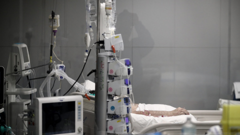 Mano de un enfermo con vía subcutánea en una cama de la UCI del Hospital de Emergencias Isabel Zendal, Madrid (España), a 20 de enero de 2021. Mano de un enfermo con vía subcutánea en una cama de la UCI del Hospital de Emergencias Isabel Zendal, Madrid (España), a 20 de enero de 2021.
