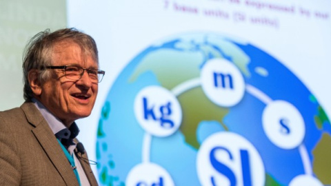 Klaus von Klitzing, premio Nobel de Física, muestra un esquema del Sistema Internacional de Unidades en el foro de Lindau.-J. NIMKE/LINDAU NOBEL LAUREATE MEETINGS