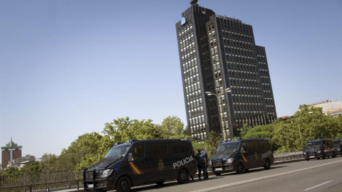 Medidas de seguridad en los alrededores de la Embajada de EEUU, donde el presidente de Estados Unidos tiene previsto reunirse con sus funcionarios tras la recepción en el Palacio Real. EFE/Luca Piergiovanni