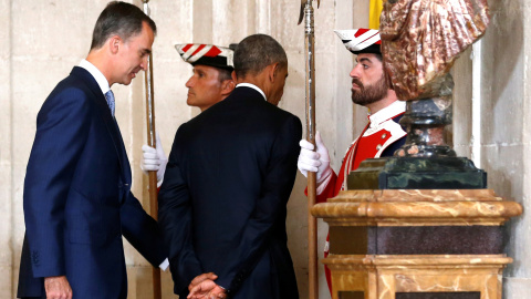El rey camina con Obama tras el discurso de bienvenida en el Palacio Real de Madrid. REUTERS/Jonathan Ernst