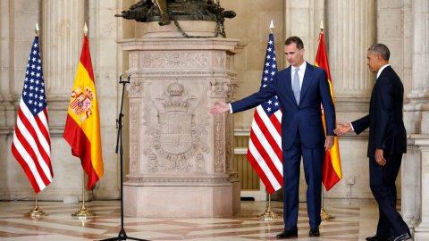 Felipe VI recibe a Obama antes de su reunión en el Palacio Real de Madrid. REUTERS/Jonathan Ernst