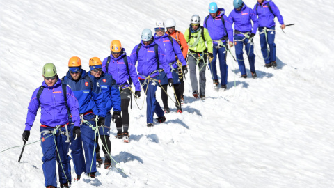 Los jugadores del equipo de rugby francés bajan a pie por el glaciar de la Grande Motte en su campamento de entrenamiento en Tignes, el sureste de Francia, antes de la Copa Mundial de Rugby 2015./ AFP PHOTO / LOIC VENANCE