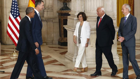 Obama, junto al rey Felipe VI, se dispone a saludar a la vicepresidenta del Gobierno en funciones, Soraya Sáenz de Santamaría, y los ministros de Exteriores, José Manuel García-Margallo, y de Defensa, Pedro Morenés. EFE/Ballesteros