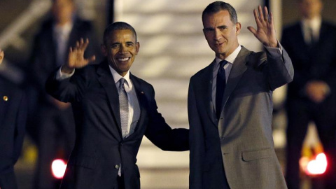 Barack Obama, acompañado por el rey Felipe VI a su llegada la base aérea de Torrejón (Madrid), en el inicio de su visita a España. EFE/Ballesteros