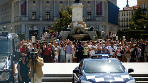 Personas se concentra en los alrededores del Palacio Real, durante la reunión entre Obama y el rey Felipe VI. REUTERS/Jonathan Ernst