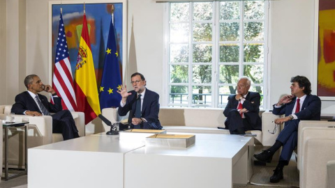 Mariano Rajoy y Barack Obama acompañados del ministro de Asuntos Exteriores en funciones, José Manuel García-Margallo, y el jefe del Gabinete, Jorge Moragas, durante su comparecencia conjunta ante los medios de comunicación tras la reunión 