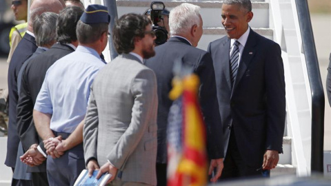 Obama se despide del ministro de Asuntos Exteriores en funciones, José Manuel García-Margallo, antes de subir al Air Force One en la base aérea de Torrejón de Ardoz, en Madrid, para partir hacia la base naval de Rota, en Cádiz. EFE/Juan Car
