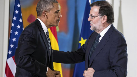 Rajoy junto a Obama al finalizar su comparecencia conjunta ante los medios de comunicación, tras la reunión que han mantenido en el Palacio de la Moncloa. EFE/Emilio Naranjo