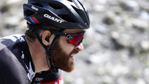 El ciclista alemán Simon Geschke, del equipo Team Giant-Alpecin, durante la decimoséptima etapa de 161 kilómetros entre Digne-les-Bains y Pra Loup en la 102ª edición del Tour de Francia, hoy, 22 de julio de 2015. EFE/Kim Ludbrook