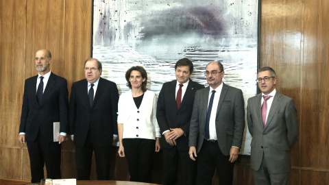 La ministra de Transición Ecológica, Teresa Ribera, y los secretarios de Estado de Energía y de Medio Ambiente, con los presidentes de Asturias, Javier Fernández, Aragón, Javier Lambán, y Castilla y León, Juan Vicente Herrera. E.P. La ministra de Transición Ecológica, Teresa Ribera, y los secretarios de Estado de Energía y de Medio Ambiente, con los presidentes de Asturias, Javier Fernández, Aragón, Javier Lambán, y Castilla y León, Juan Vicente Herrera. E.P.