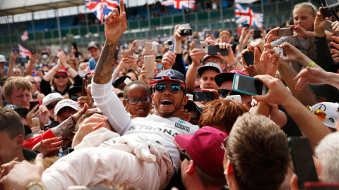 Hamilton celebra su victoria en Silverstone. REUTERS/Andrew Boyers Hamilton celebra su victoria en Silverstone. REUTERS/Andrew Boyers