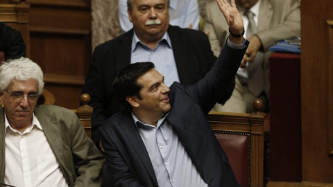 El primer ministro griego, Alexis Tsipras, asiste hoy, miércoles 22 de julio de 2015, a una sesión parlamentaria en Atenas (Grecia). Grecia y sus acreedores iniciaron nuevas negociaciones de rescate con el objetivo de llegar a un acuerdo a El primer ministro griego, Alexis Tsipras, asiste hoy, miércoles 22 de julio de 2015, a una sesión parlamentaria en Atenas (Grecia). Grecia y sus acreedores iniciaron nuevas negociaciones de rescate con el objetivo de llegar a un acuerdo a