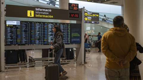 Varias personas observan un panel de llegadas en el aeropuerto de Barcelona-El Prat. E.P./Lorena Sopêna Varias personas observan un panel de llegadas en el aeropuerto de Barcelona-El Prat. E.P./Lorena Sopêna