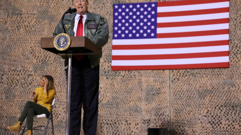 "Lo que sea necesario. Necesitamos un muro. Necesitamos seguridad en nuestro país", dijo Trump en la base aérea de Al Asas - Reuters/Jonathan Ernst "Lo que sea necesario. Necesitamos un muro. Necesitamos seguridad en nuestro país", dijo Trump en la base aérea de Al Asas - Reuters/Jonathan Ernst
