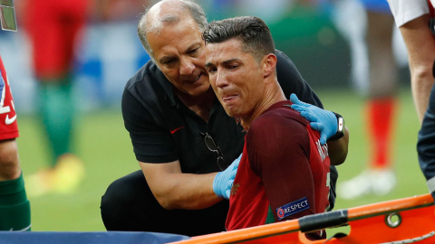 Cristiano Ronaldo llora tras lesionarse en la final de la Eurocopa contra Francia. REUTERS/Darren Staples Cristiano Ronaldo llora tras lesionarse en la final de la Eurocopa contra Francia. REUTERS/Darren Staples