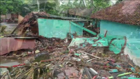 El tsunami en Indonesia deja ya 430 fallecidos El tsunami en Indonesia deja ya 430 fallecidos