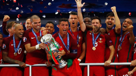 Cristiano levanta el trofeo de la Eurocopa junto con sus compañeros. REUTERS/Kai Pfaffenbach Cristiano levanta el trofeo de la Eurocopa junto con sus compañeros. REUTERS/Kai Pfaffenbach
