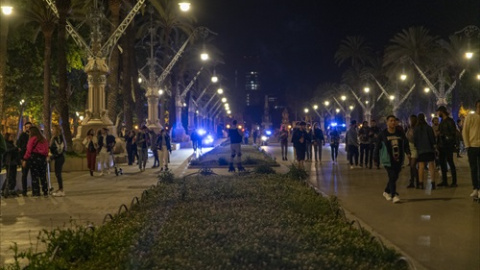 Grupos de personas festejan en las calles de Barcelona durante el primer viernes sin toque de queda, a 14 de mayo de 2021. Grupos de personas festejan en las calles de Barcelona durante el primer viernes sin toque de queda, a 14 de mayo de 2021.
