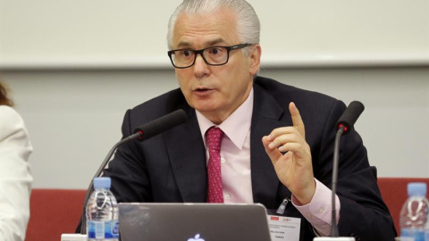 El exjuez de la Audiencia Nacional Baltasar Garzón durante su conferencia titulada "Monumentos que ofenden a la cultura democrática", con la que participa hoy en el curso de verano de la universidad Complutense 'Espacio público, memoria his El exjuez de la Audiencia Nacional Baltasar Garzón durante su conferencia titulada "Monumentos que ofenden a la cultura democrática", con la que participa hoy en el curso de verano de la universidad Complutense 'Espacio público, memoria his