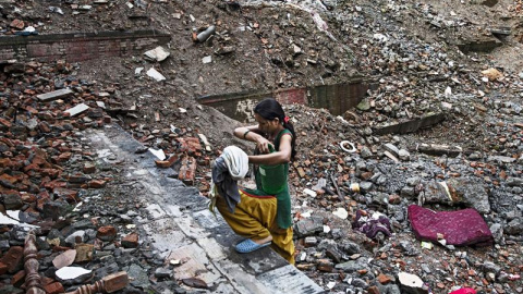 Una mujer nepalí carga con un bidón de agua en Thamel, Katmandú (Nepal).- EFE. Una mujer nepalí carga con un bidón de agua en Thamel, Katmandú (Nepal).- EFE.