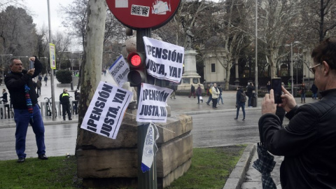 Una señal de tráfico en el centro de Madrid donde se han pegado los carteles de una protesta de pensionistas. AFP/Javier Soriano Una señal de tráfico en el centro de Madrid donde se han pegado los carteles de una protesta de pensionistas. AFP/Javier Soriano