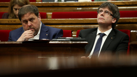 El president de la Generalitat, Carles Puigdemont, y el vicepresidente y responsable de Finanzas, Oriol Junqueras, durante el pleno del Parlament en el que se han votado los Presupuestos catalanes para 2017. REUTERS/Albert Gea El president de la Generalitat, Carles Puigdemont, y el vicepresidente y responsable de Finanzas, Oriol Junqueras, durante el pleno del Parlament en el que se han votado los Presupuestos catalanes para 2017. REUTERS/Albert Gea