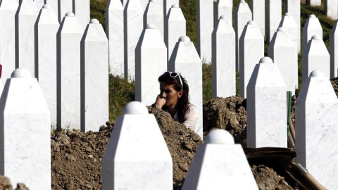Una bosnia musulmana llora durante el funeral en el Monumento del Genocidio de Srebrenica, Bosnia-Herzegovina, donde recientemente han identificado a 127 musulmanes bosnios. El entierro forma parte de una ceremonia de conmemoración con moti