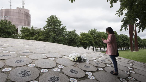 Los populares alaveses han recordado hoy a Miguel Ángel Blanco, en el 19 aniversario de su secuestro y asesinato por parte de ETA, con una ofrenda foral en el monolito dedicado a las víctimas del terrorismo de Vitoria. EFE/Adrián Ruíz de Hi