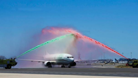 Dos camiones de bomberos bañan con espuma roja y verde el avión con los campeones de la Eurocopa 2016 a su llegada al aeropuerto Humberto Delgado en Lisboa. EFE/Mario Cruz.