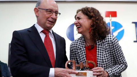 La ministra de Hacienda, María Jesús Montero,junto a su antecesor en el cargo, Cristóbal Montoro, en el acto de entrega del Premio cermi.es a su Departamento por la aprobación de la Ley de Contratos del Sector Público. EFE/ Juan Carlos Hida La ministra de Hacienda, María Jesús Montero,junto a su antecesor en el cargo, Cristóbal Montoro, en el acto de entrega del Premio cermi.es a su Departamento por la aprobación de la Ley de Contratos del Sector Público. EFE/ Juan Carlos Hida