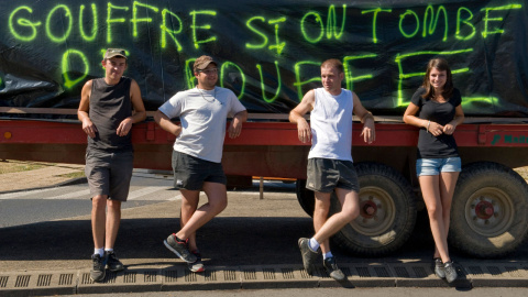 Los agricultores bloquean una carretera con sus camiones en Clermont - Ferrand, Francia el 23 de julio de 2015, durante una manifestación en contra de los precios de sus productos en el mercado. AFP PHOTO / THIERRY ZOCCOLAN