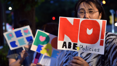 Miembros del grupo cívico con pancartas durante una manifestación en contra del gobierno cerca del Edificio de la Dieta en Tokio el 23 de julio de 2015 para protestar contra los proyectos de la ley de seguridad controvertida que amplía el m