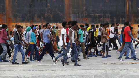Inmigrantes desembarcan del alemán Schleswig Holstein en el puerto siciliano de Augusta, Italia, 23 de julio de 2015. Italia está ahora luchando por absorber una afluencia incesante de inmigrantes procedentes de África y el Medio Oriente. R