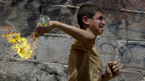 Un palestino ataca al Ejército israelí en Beit Umar, Cisjordania, hoy 23 de julio de 2015. El Ejército israelí mató anoche el palestino Falah Abu Maria en la aldea de Beit Umar, al norte de la ciudad cisjordana de Hebrón, en el transcurso d