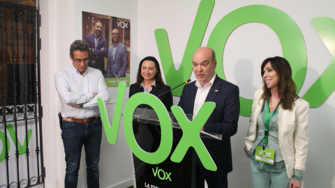 Los concejales de Vox en Zaragoza, Julio Calvo y Carmen Rouco, en la zona izquierda de la imagen junto al presidente de la formación ultra en Zaragoza, Santiago Morón. VOX Los concejales de Vox en Zaragoza, Julio Calvo y Carmen Rouco, en la zona izquierda de la imagen junto al presidente de la formación ultra en Zaragoza, Santiago Morón. VOX