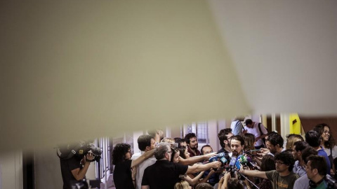 El líder de Podemos, Pablo Iglesias (d), atiende a los medios. EFE/Emilio Naranjo El líder de Podemos, Pablo Iglesias (d), atiende a los medios. EFE/Emilio Naranjo