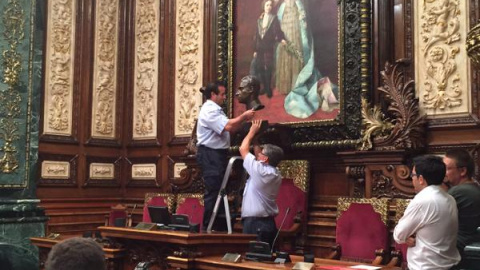 Colau retira el busto de Juan Carlos I del salón de Plenos del Ayuntamiento Colau retira el busto de Juan Carlos I del salón de Plenos del Ayuntamiento