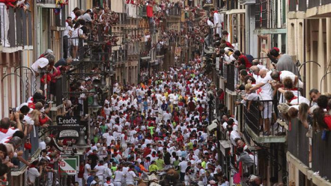 Un momento del encierro de este martes en San Fermín. / JUAN PEDRO URDÍROZ (EFE) Un momento del encierro de este martes en San Fermín. / JUAN PEDRO URDÍROZ (EFE)