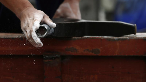 Un participante prepara el yunque durante el campeonato navarro de Yunque,dentro de los campeonatos de deporte rural que tienen lugar la pamplonesa plaza de Los fueros,durante los Sanfermines. EFE/Javier Lizón.