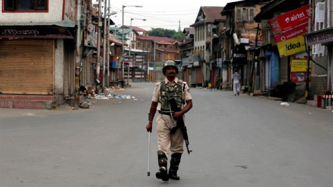 Paramilitares indios patrullan las calles de Srinagar durante el toque de queda impuesto en la mayor parte de la Cachemira india para controlar los disturbios tras la muerte del insurgente del grupo separatista Hizb-ul-Mujahideen (HM), Burh
