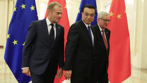 l presidente del Consejo Europeo, Donald Tusk (izq); el primer ministro chino, Li Keqiang (c), y el presidente de la Comisión Europea, Jean-Claude Juncker (d) asisten a una cumbre entre China y la Unión Europea en el Gran Palacio del Pueblo l presidente del Consejo Europeo, Donald Tusk (izq); el primer ministro chino, Li Keqiang (c), y el presidente de la Comisión Europea, Jean-Claude Juncker (d) asisten a una cumbre entre China y la Unión Europea en el Gran Palacio del Pueblo